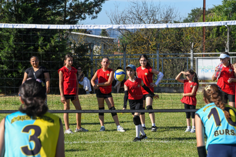 Bursa'da Mini Voleybol Şenliği Yoğun Katılımla Gerçekleşti