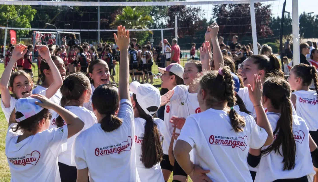 Bursa'da düzenlenen Mini Voleybol Şenliği, yoğun katılım ile gerçekleşti. Sporcular