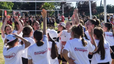 Bursa'da düzenlenen Mini Voleybol Şenliği, yoğun katılım ile gerçekleşti. Sporcular