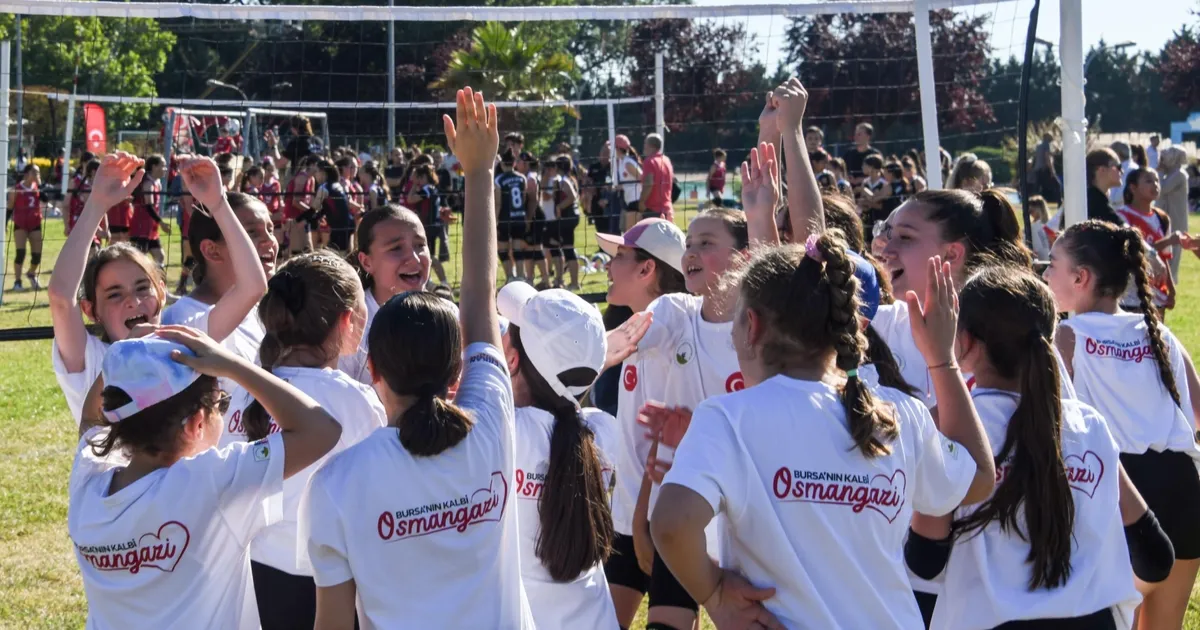 Bursa'da düzenlenen Mini Voleybol Şenliği, yoğun katılım ile gerçekleşti. Sporcular