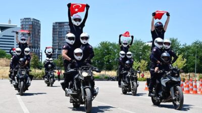 Bursa'da motosikletli polis eğitimleri başarıyla tamamlandı, emniyet teşkilatının hizmet kalitesini