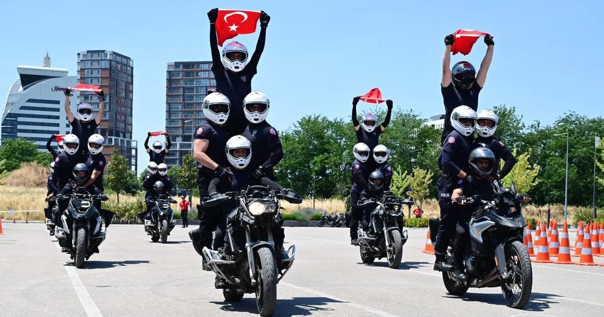 Bursa'da motosikletli polis eğitimleri başarıyla tamamlandı, emniyet teşkilatının hizmet kalitesini