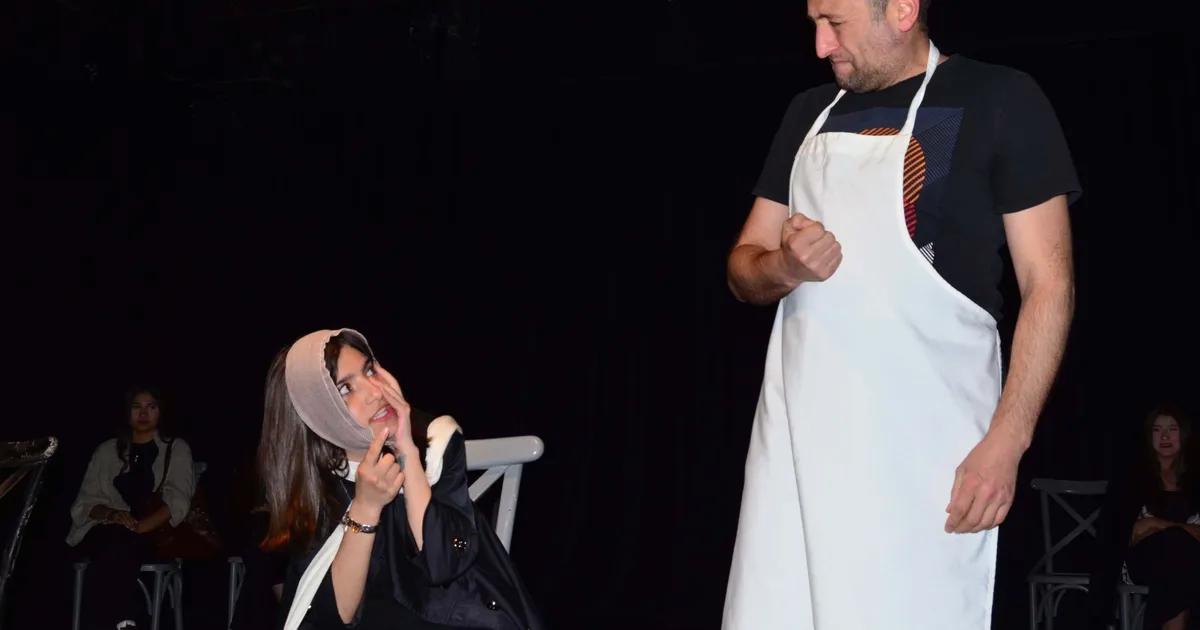Bursa'da gerçekleştirilen öğrenci tiyatro gösterisi, sanat ve eğitim alanında önemli