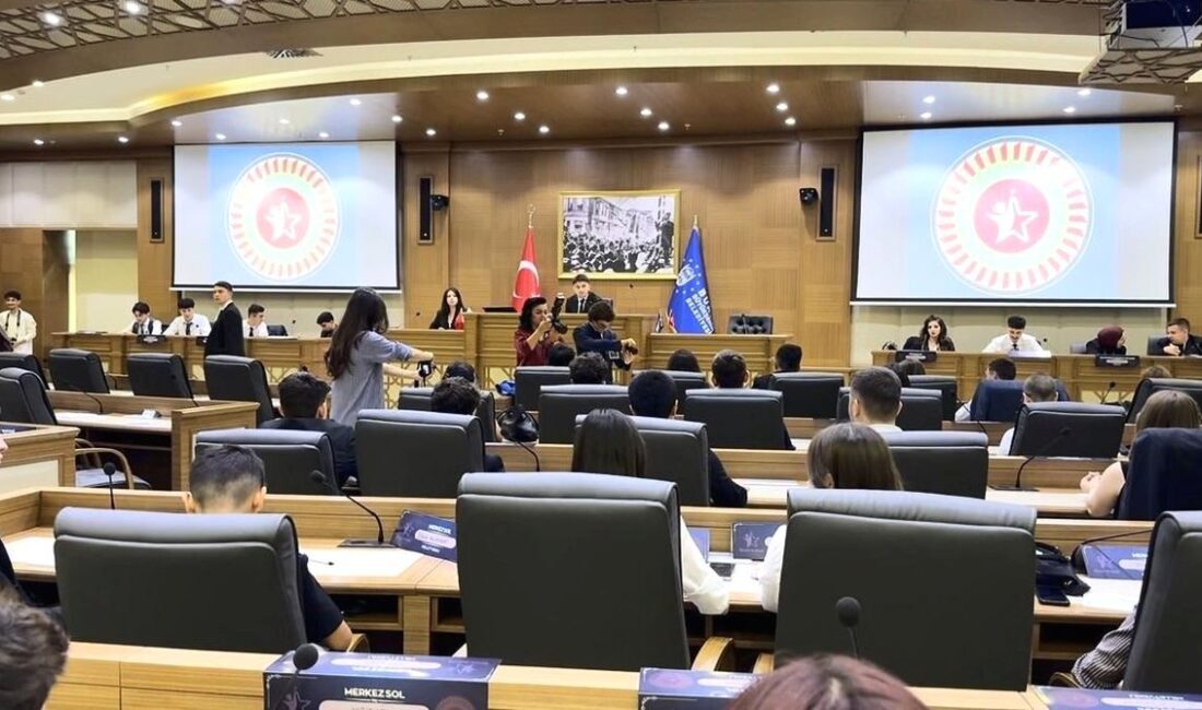 Bursa'da öğrenciler, Meclis Simülasyonu etkinliğiyle demokrasi bilincini benimsiyor ve siyasi