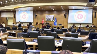 Bursa'da öğrenciler, Meclis Simülasyonu etkinliğiyle demokrasi bilincini benimsiyor ve siyasi