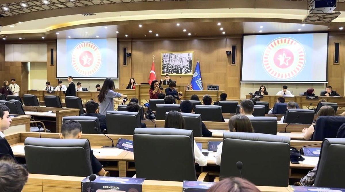 Bursa'da öğrenciler, Meclis Simülasyonu etkinliğiyle demokrasi bilincini benimsiyor ve siyasi