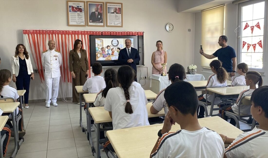 Bursa’da öğrencilerin karnelerine coşkulu teslim töreni gerçekleştirildi. Öğrencilerin başarıları ve