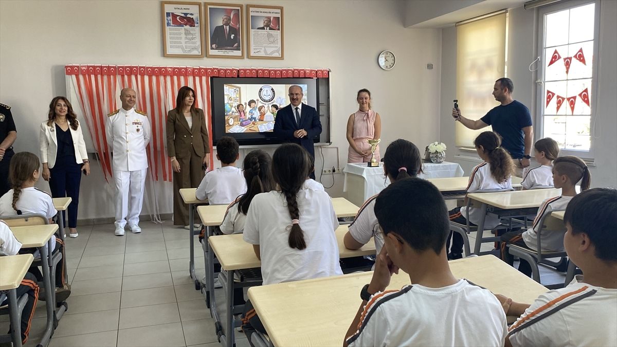 Bursa’da öğrencilerin karnelerine coşkulu teslim töreni gerçekleştirildi. Öğrencilerin başarıları ve