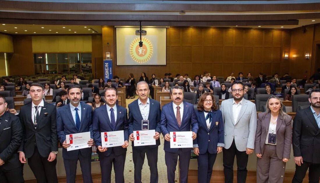 Bursa'da öğrencilerin aktif katılımıyla gerçekleşen politika atölyesi, gençlerin fikirlerini paylaşarak