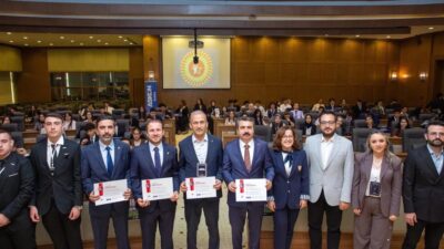 Bursa'da öğrencilerin aktif katılımıyla gerçekleşen politika atölyesi, gençlerin fikirlerini paylaşarak