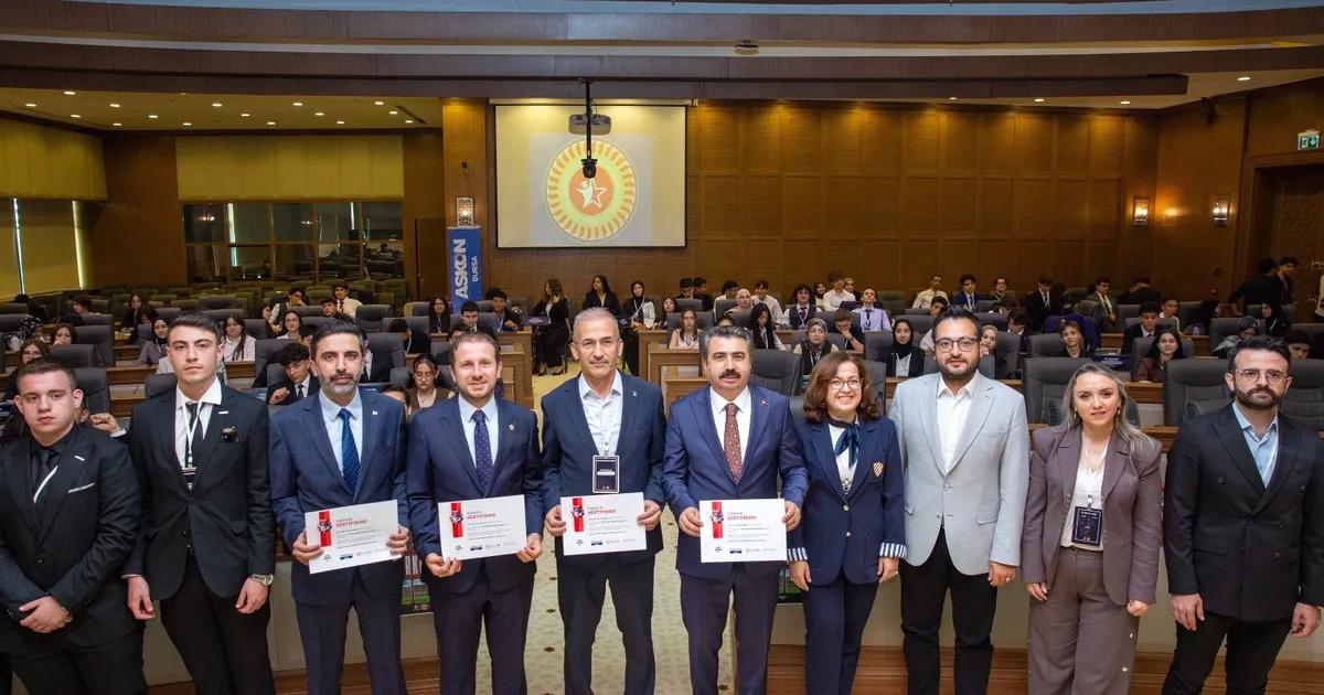 Bursa'da öğrencilerin aktif katılımıyla gerçekleşen politika atölyesi, gençlerin fikirlerini paylaşarak