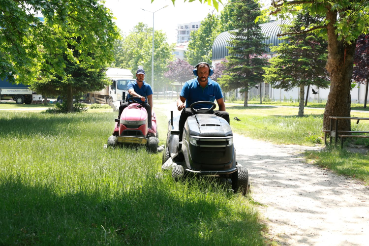Bursa'da park bakımı yoğun şekilde devam ediyor