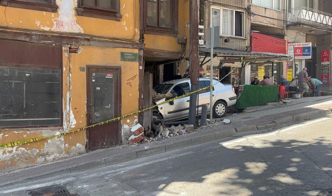 Bursa'da park halinde otomobil metruğa çarptı. Olay detaylar ve güvenlik