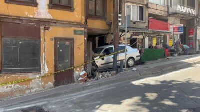 Bursa'da park halinde otomobil metruğa çarptı. Olay detaylar ve güvenlik