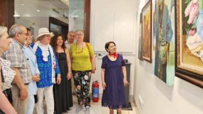 Bursa'da ressamlar sergisi açıldı. Sanatseverler, yerel ve uluslararası sanatçıların eserlerini