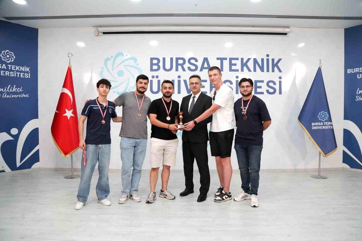 Bursa'da gerçekleşen Spor Turnuvası Ödül Töreni hakkında detaylar, ödül alanlar