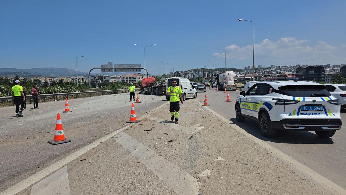 Bursa'da meydana gelen TIR kazasında 1 kişi hayatını kaybetti, 1
