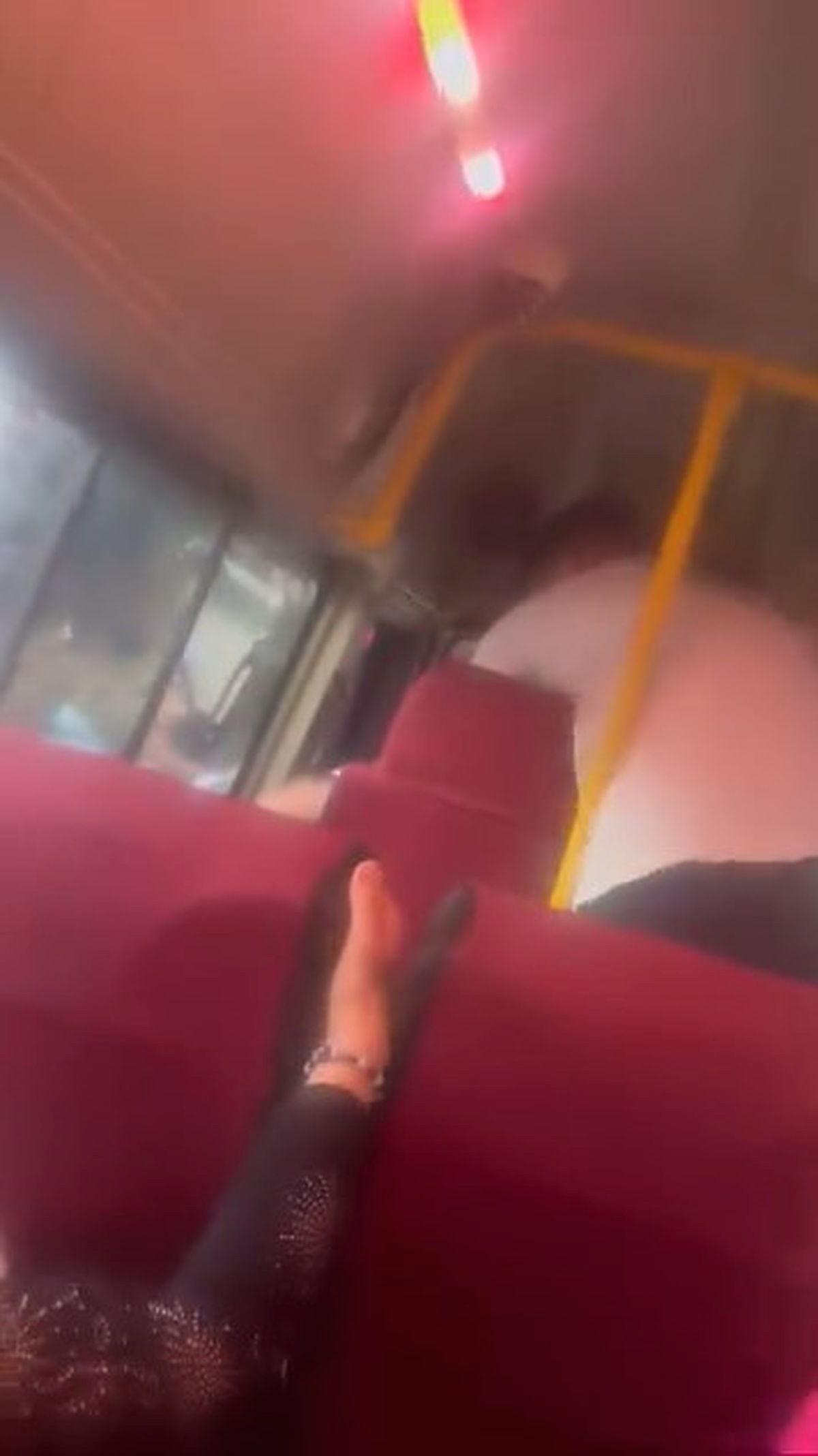 Bursa'da yaşanan trafik kavgası, cep telefonu kamerasına yansıdı. Olayla ilgili