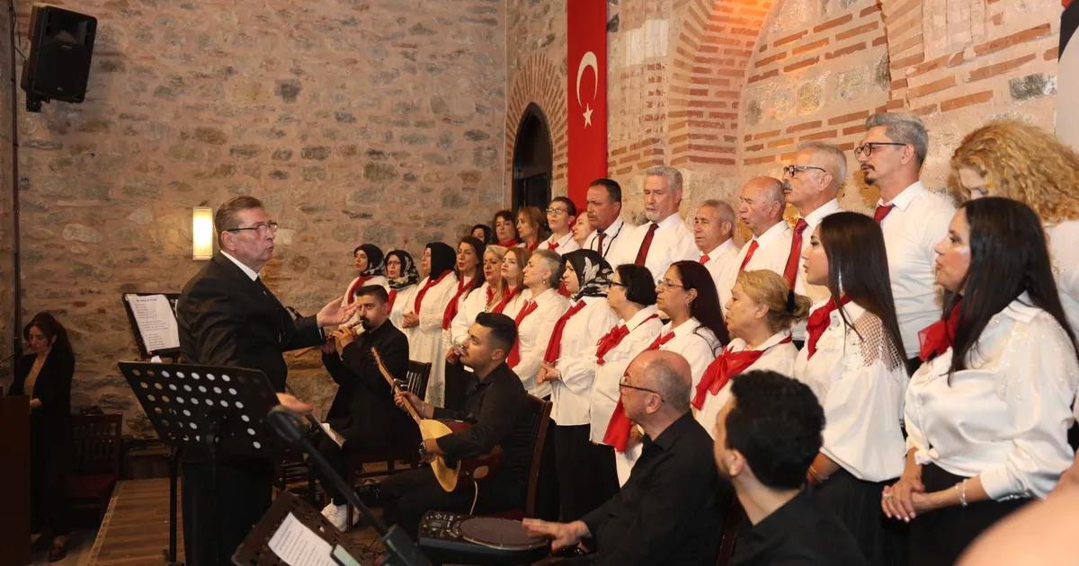 Bursa'da gerçekleştirilen Türk Halk Müziği konseri, coşkulu ve unutulmaz anlara