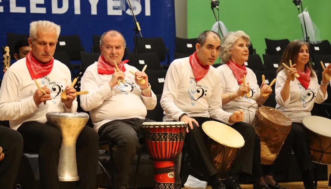 Bursa'da gerçekleşen Türk Halk Müziği konseri, geleneksel ezgiler ve ustalıkla