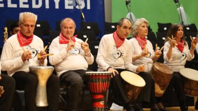 Bursa'da gerçekleşen Türk Halk Müziği konseri, geleneksel ezgiler ve ustalıkla