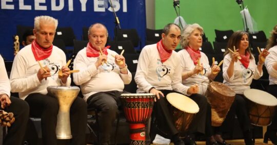 Bursa'da gerçekleşen Türk Halk Müziği konseri, geleneksel ezgiler ve ustalıkla