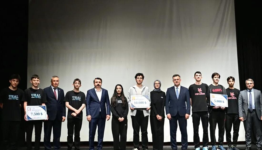 Bursa'da düzenlenen Veri Analizi Yarışması, katılımcıların büyük ilgi gösterdiği etkinlik
