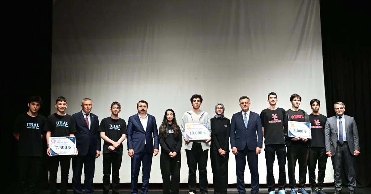 Bursa'da düzenlenen Veri Analizi Yarışması, katılımcıların büyük ilgi gösterdiği etkinlik