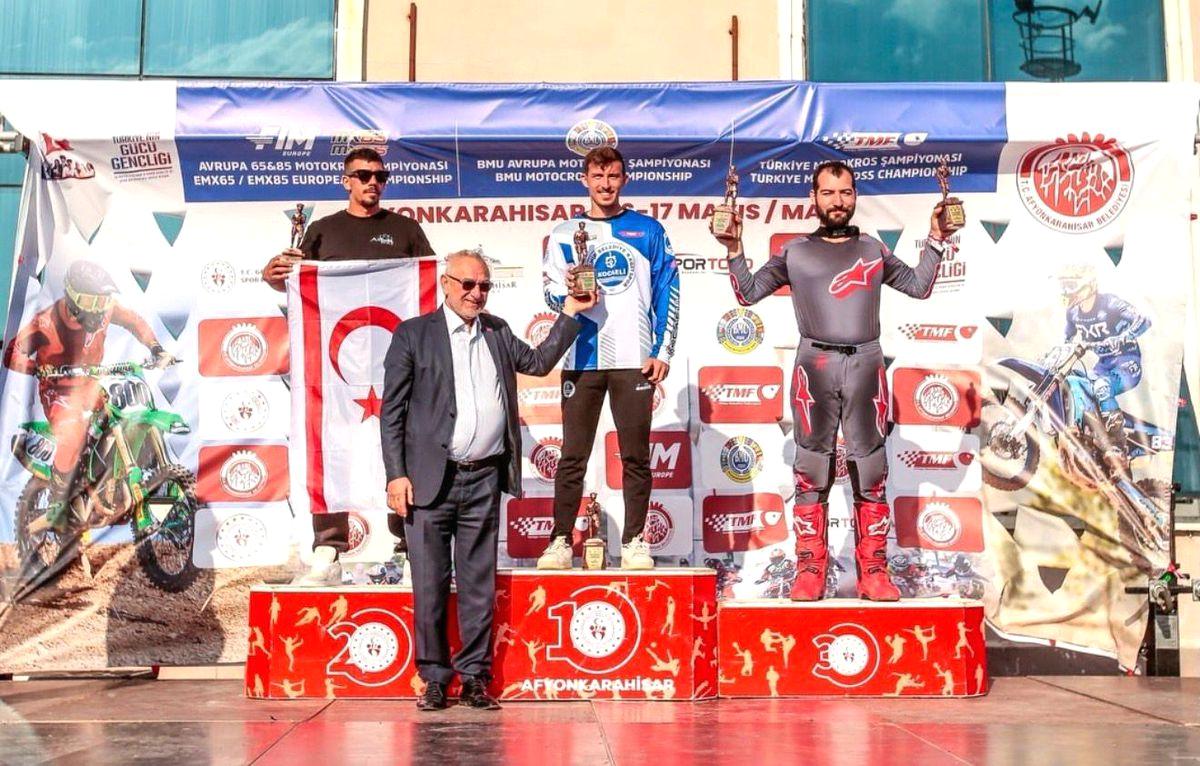 Bursa'da gerçekleştirilen yağlı güreşler, geleneksel sporun coşkusunu ve kültürel zenginliğini