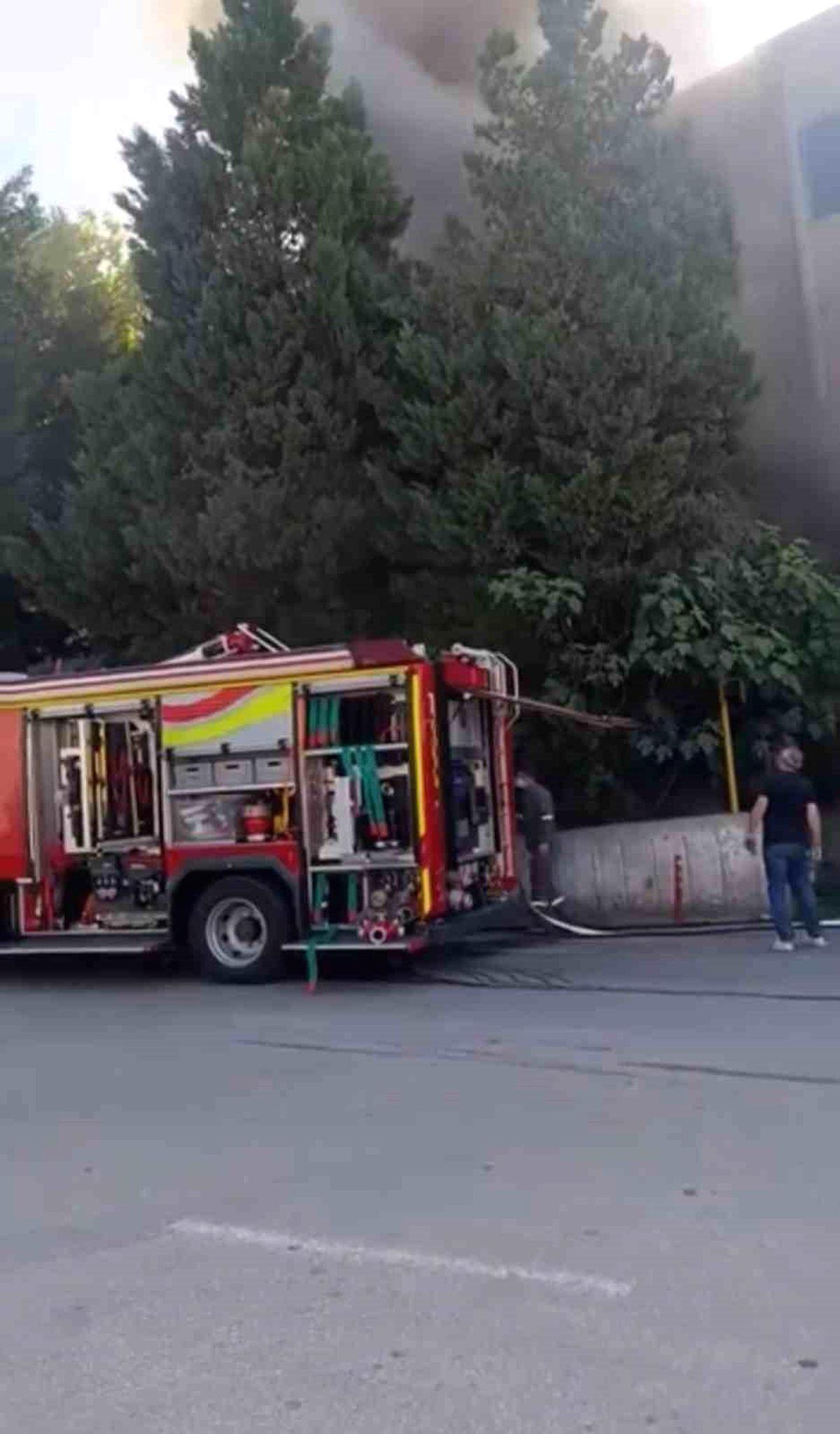 Bursa'da bir fabrikada çıkan yangın, itfaiye ekiplerince kontrol altına alındı.