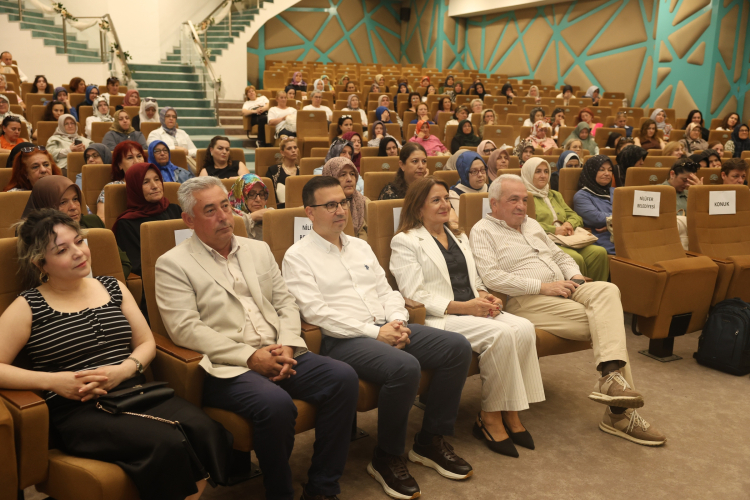 Bursa'da Yazar Sezer Anıldı