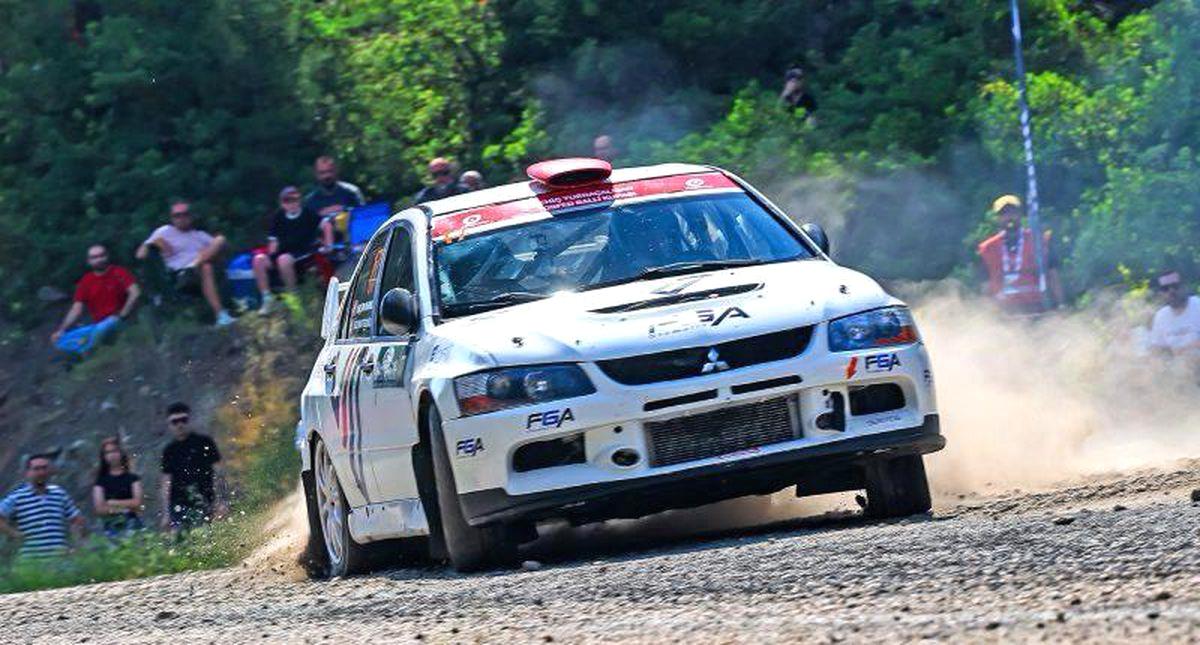 Bursa'da düzenlenen Yeşil Bursa Rallisi ile otomobil tutkunları ve seyirciler