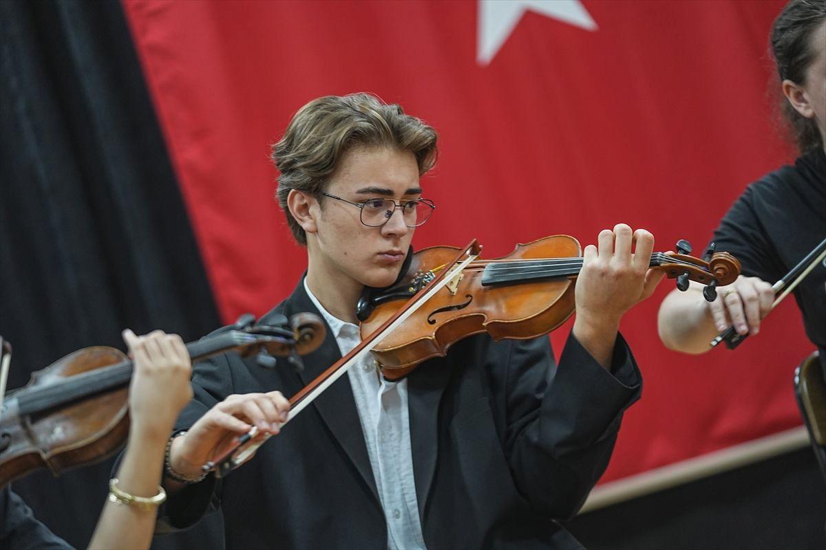 Bursa'dan gelen Dünya Kupası marşı birinciliği ile gururumuzu yücelten başarı.