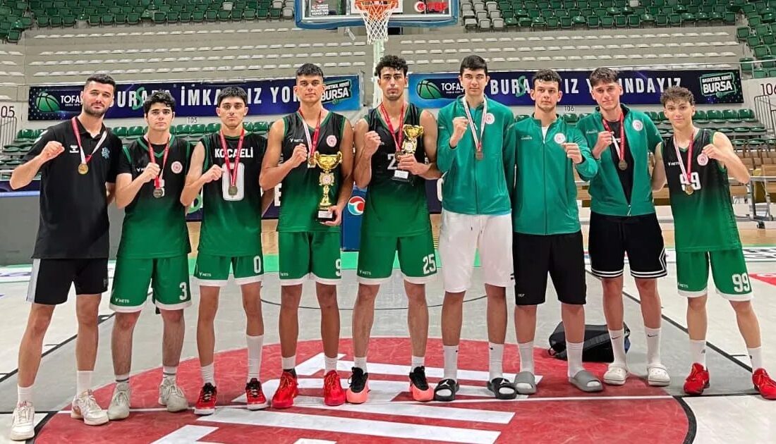 Çayırova gençleri, düzenlenen basketbol şampiyonasında üstün başarı göstererek şampiyon olmuştur.