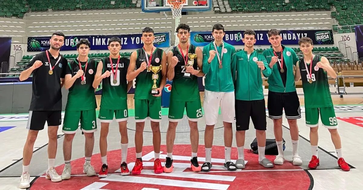 Çayırova gençleri, düzenlenen basketbol şampiyonasında üstün başarı göstererek şampiyon olmuştur.