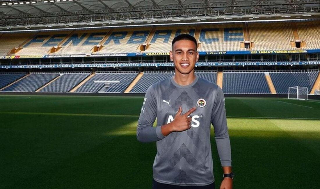 Fenerbahçe'nin kaleci planları değişiyor! Son gelişmeleri ve yeni stratejileri öğrenin.