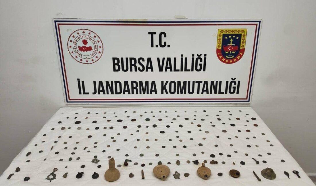 Gemlik'te gerçekleştirilen tarihi sikke ve obje operasyonuyla kültürel miras korunuyor.