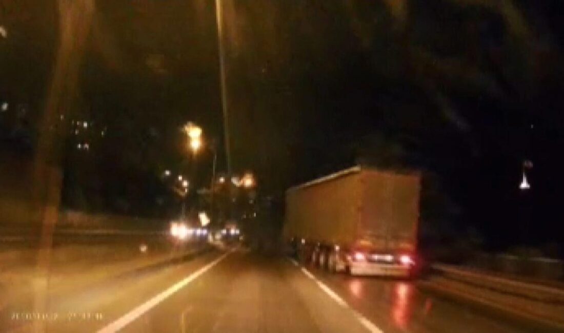 Gemlik'te yaşanan TIR kazası trafik akışını olumsuz şekilde etkiledi. Güncel