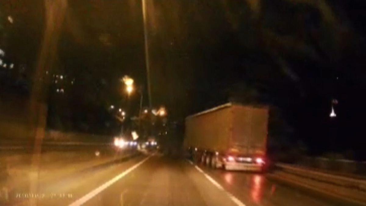 Gemlik'te yaşanan TIR kazası trafik akışını olumsuz şekilde etkiledi. Güncel