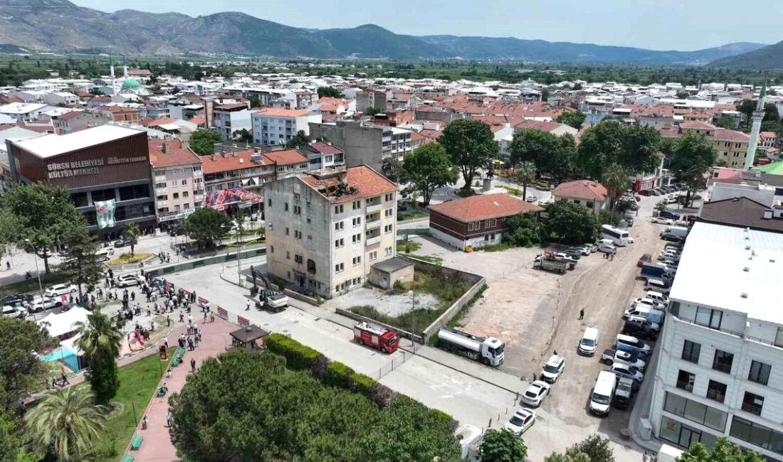 Gürsu Kent Meydanı Projesi'nin yıkım aşaması tamamlandı. Şehir yaşamını şekillendirecek