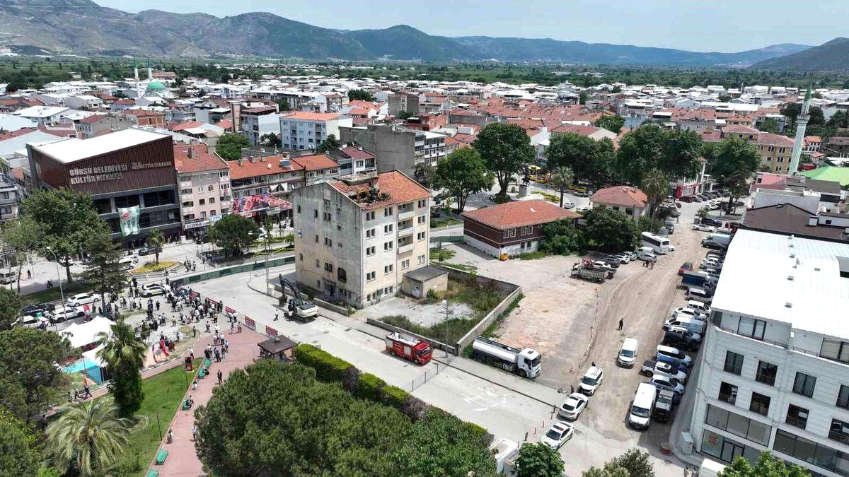 Gürsu Kent Meydanı Projesi'nin yıkım aşaması tamamlandı. Şehir yaşamını şekillendirecek