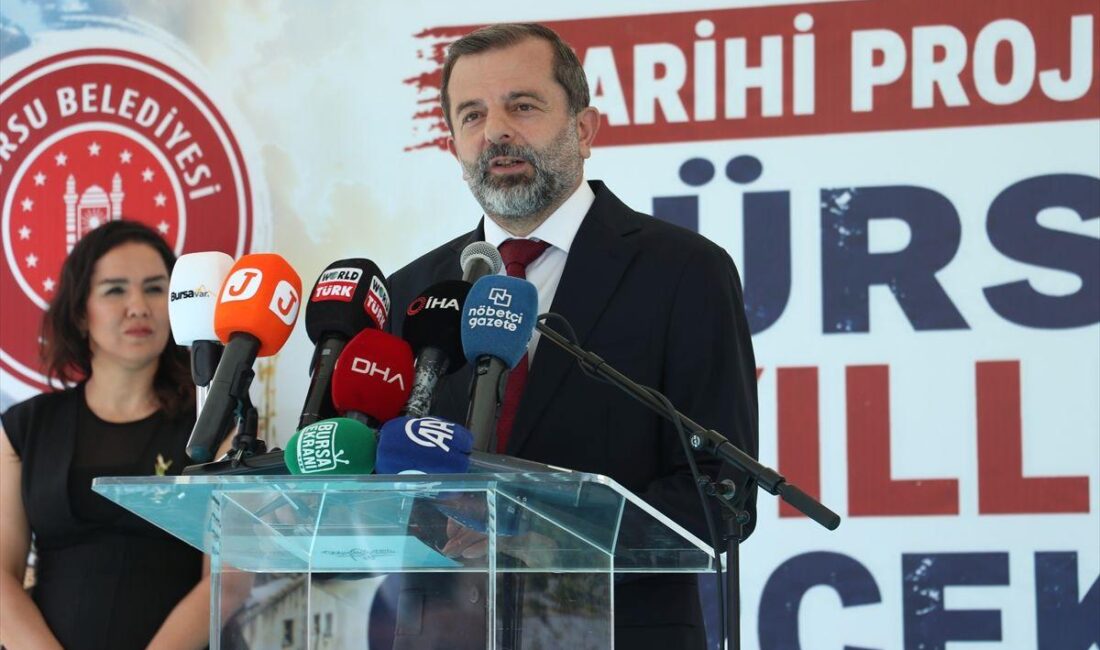 Gürsu'da tarihi PTT binası, yerel yetkililer tarafından yıkıldı. Güvenlik ve