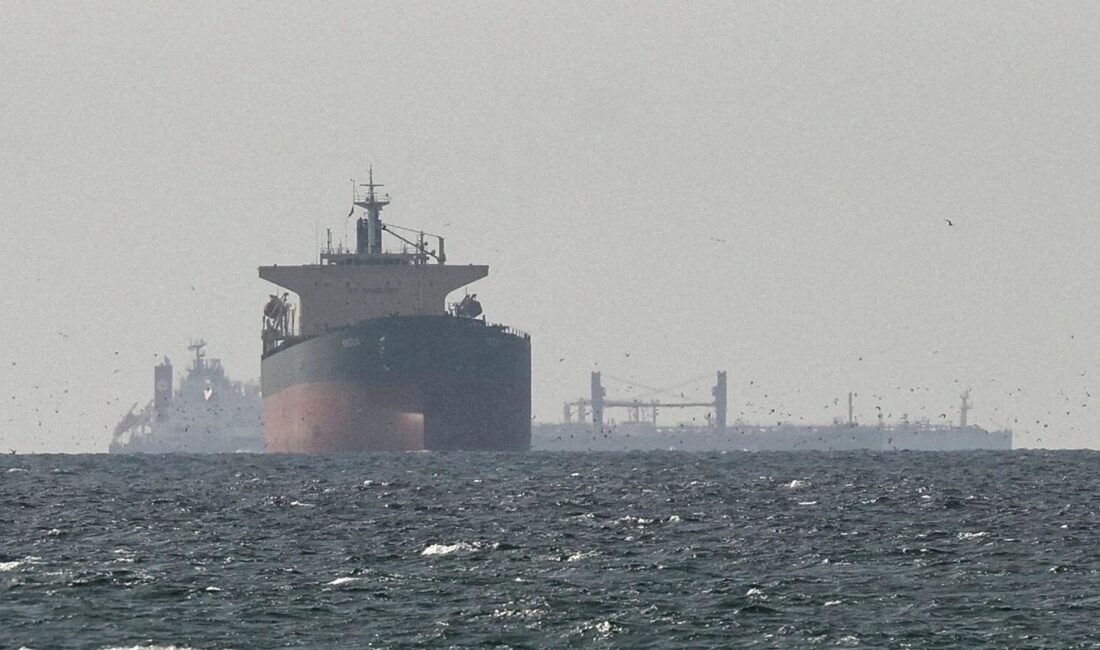 Hürmüz Boğazı'nda tanker geçişleri yeniden artarken, bölgedeki jeopolitik ve enerji