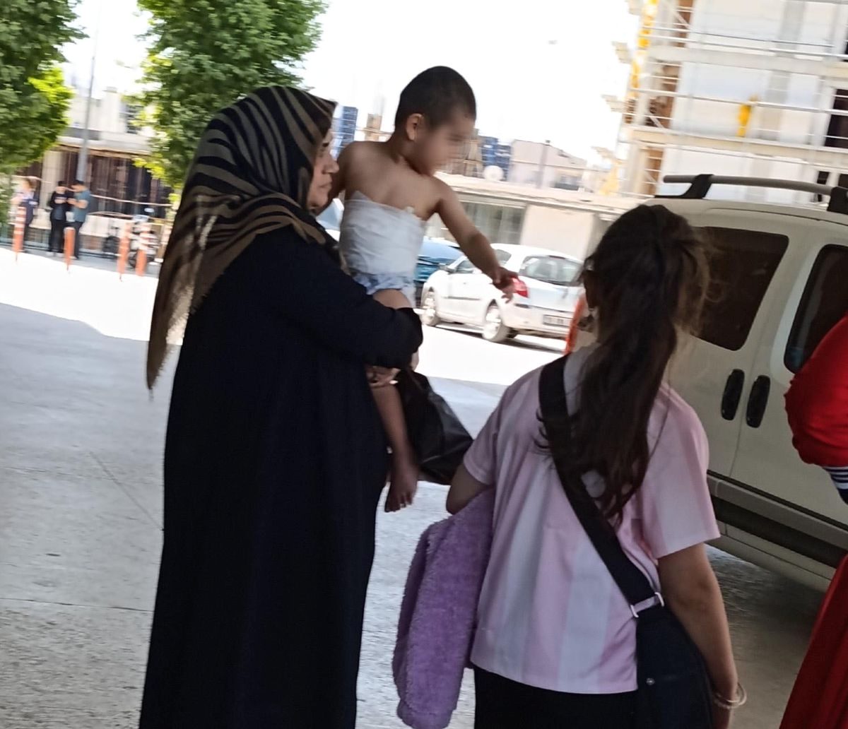 İnegöl'de meydana gelen olayda, çaya dökülen çocuk yaralandı. Olayla ilgili