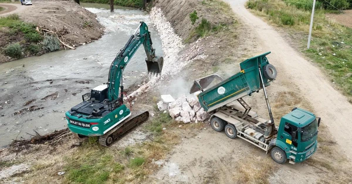 İnegöl'de dere ıslah çalışmaları devam ediyor; bölgedeki su yönetimi ve