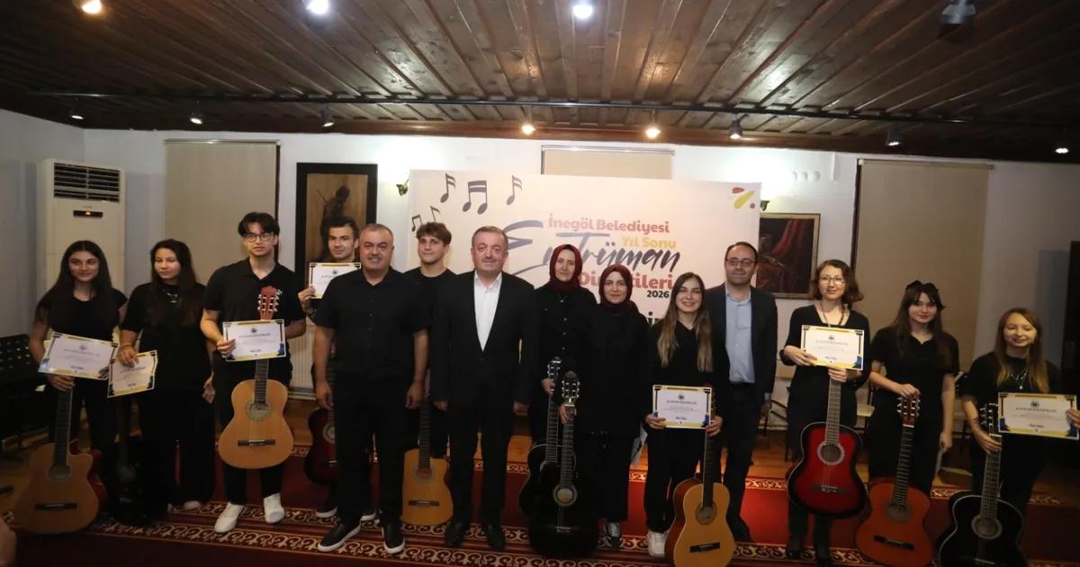 İnegöl'de gerçekleştirilen enstrüman kursları başarıyla sona erdi. Katılımcılara teşekkür eder,