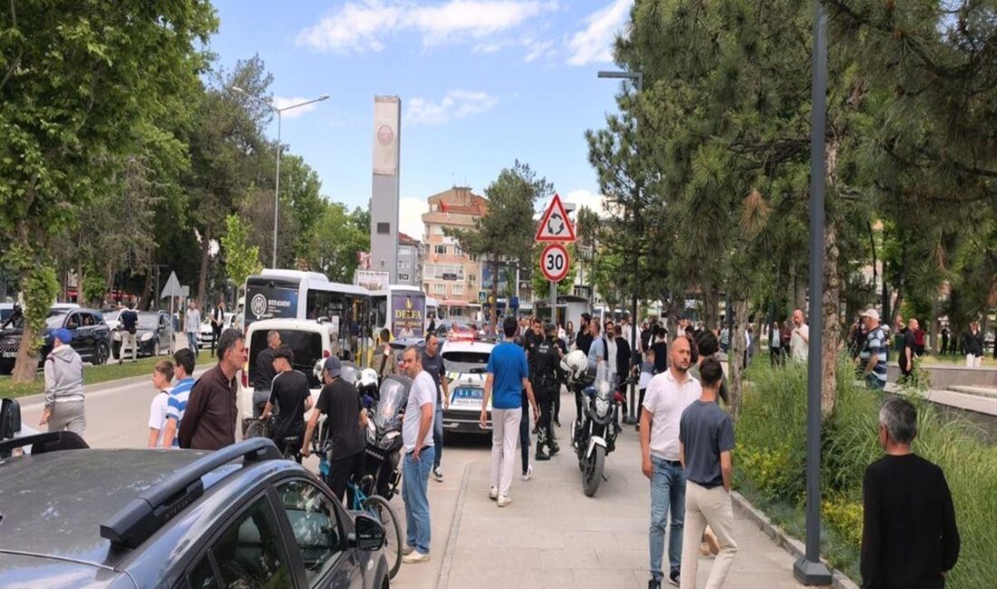 İnegöl'de yaşanan kavgada 4 kişi yaralandı. Olayla ilgili araştırmalar sürüyor,