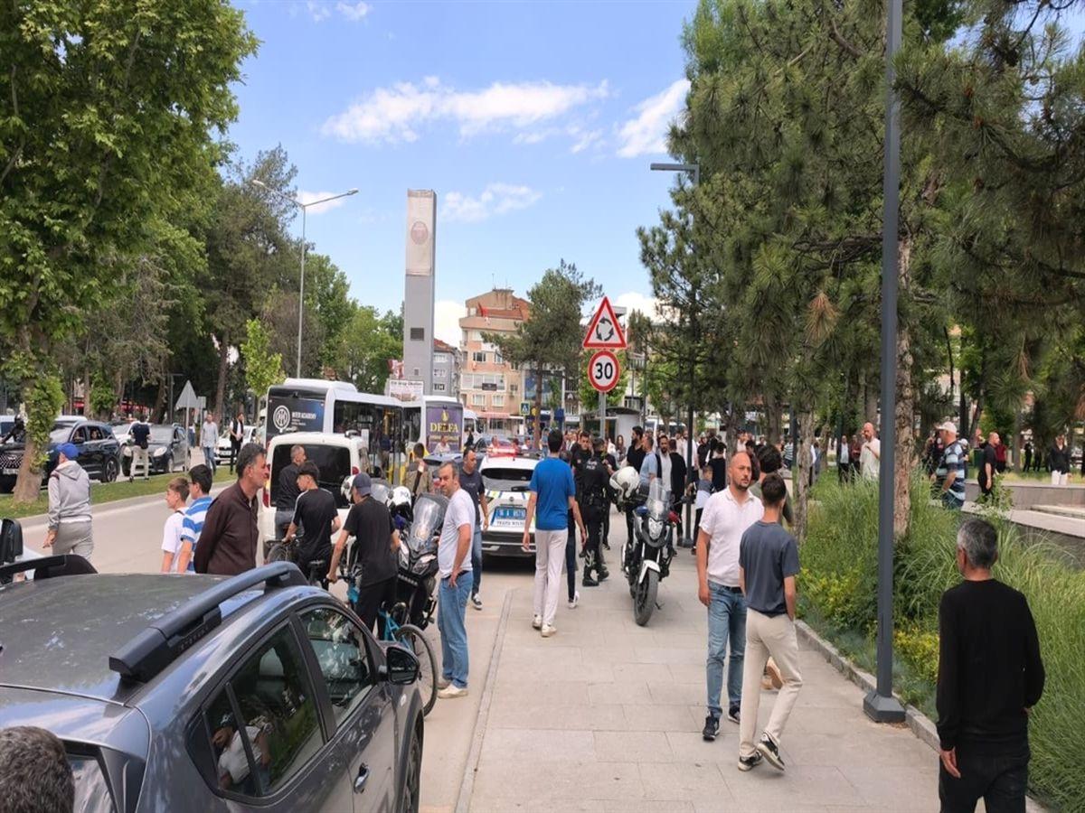 İnegöl'de yaşanan kavgada 4 kişi yaralandı. Olayla ilgili araştırmalar sürüyor,
