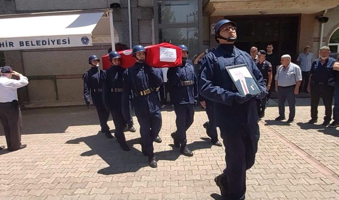 İnegöl'de Kıbrıs Gazisi Ramazan Şahin son yolculuğuna uğurlandı. Cenaze töreni