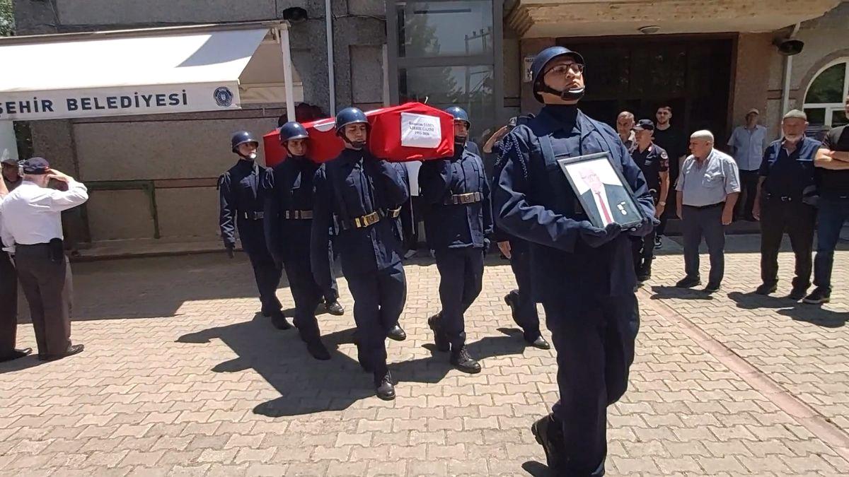 İnegöl'de Kıbrıs Gazisi Ramazan Şahin son yolculuğuna uğurlandı. Cenaze töreni